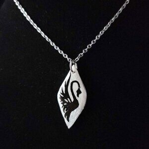 Iridescent white pearl necklace with a small silver chain